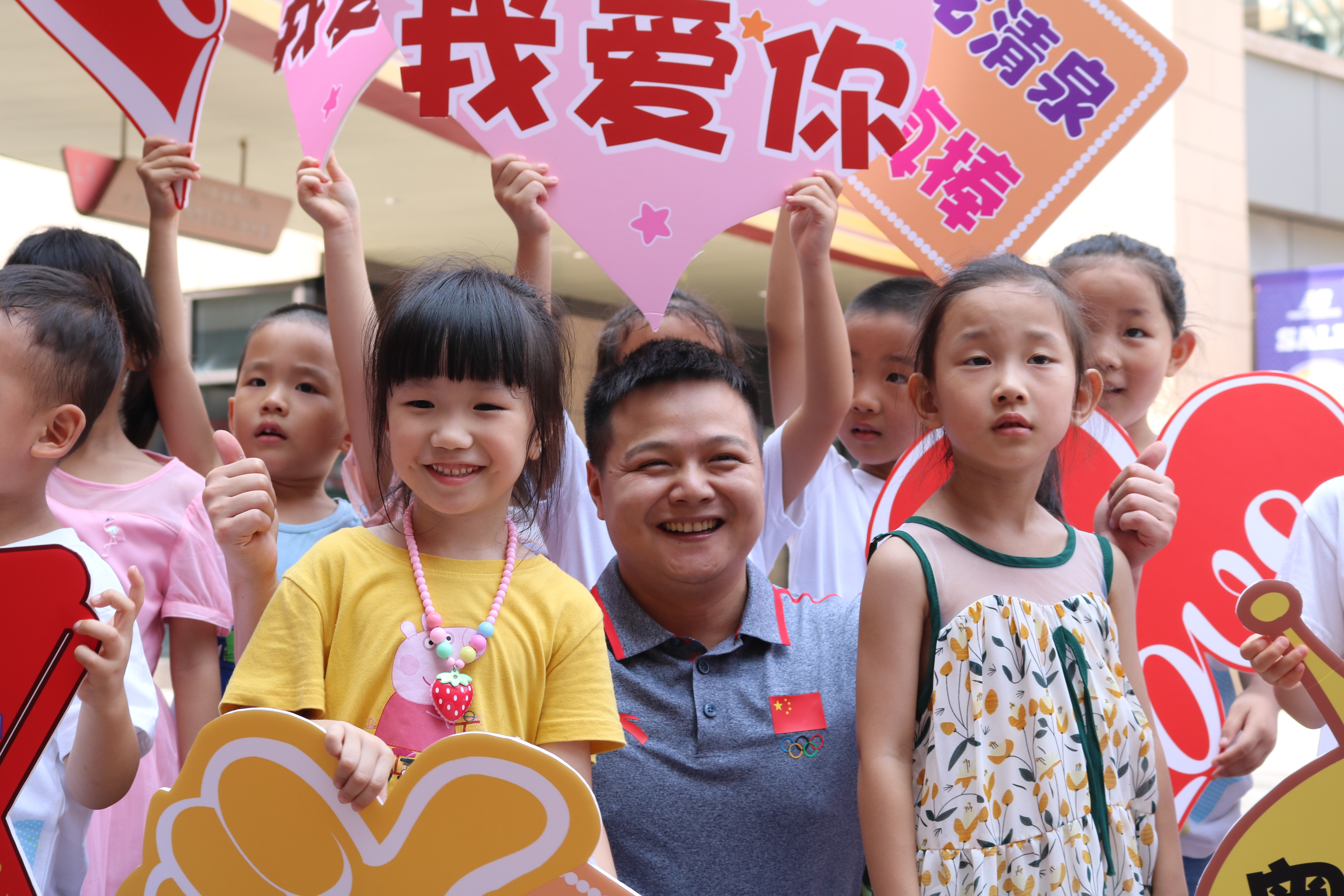 龙清泉与现场小粉丝合影。长沙晚报全媒体记者 刘捷萍 实习生 丁仲羽 摄影报道