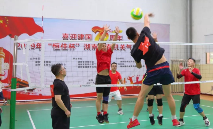 选手在比赛中扣杀。主办方供图