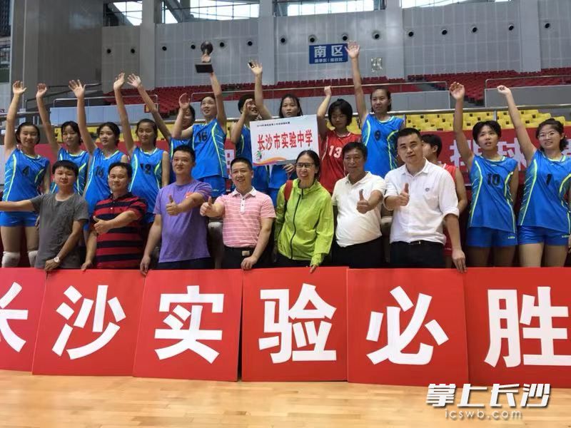 老师为取得骄人成绩的健儿点赞。   均为通讯员王卿供图