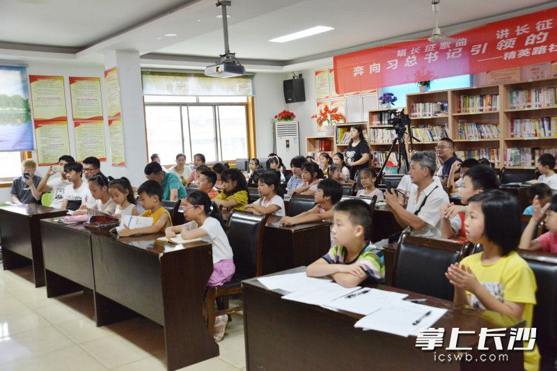 孩子们认真聆听红军长征的故事。