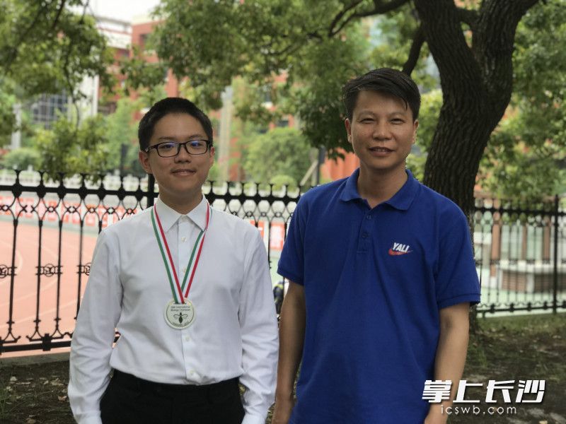 黄奕远（左）和教练徐宏勇在一起。    长沙晚报记者 岳霞 摄