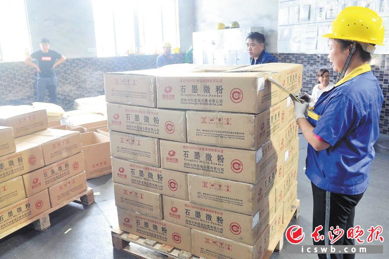 位于宁乡高新区内的湖南中科星城石墨有限公司工人正在冒着高温生产。长沙晚报全媒体记者 贺文兵 摄