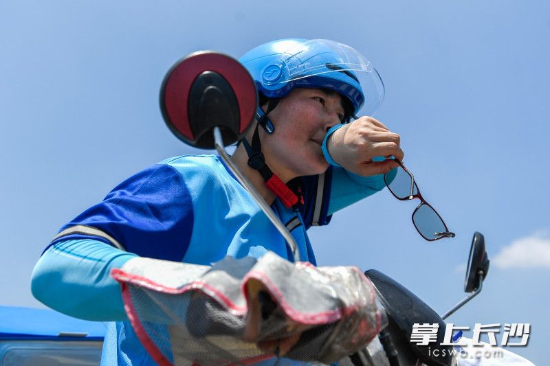 送完一批订单的，外卖女骑士王红芳擦了一把额头的汗。均为全媒体记者　黄启晴摄