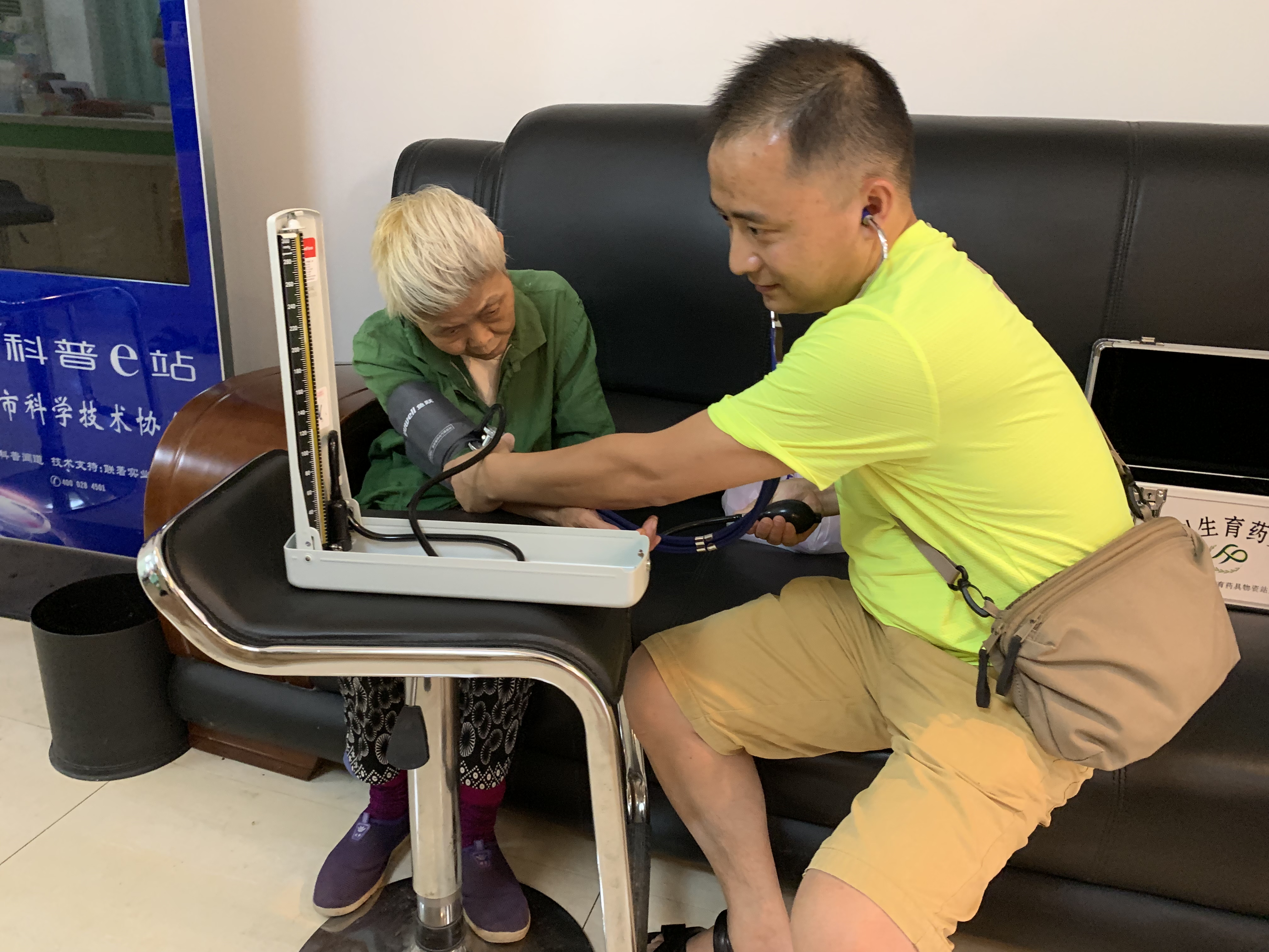 医务人员上门为孤寡老人义诊。长沙晚报通讯员 罗灵子 摄