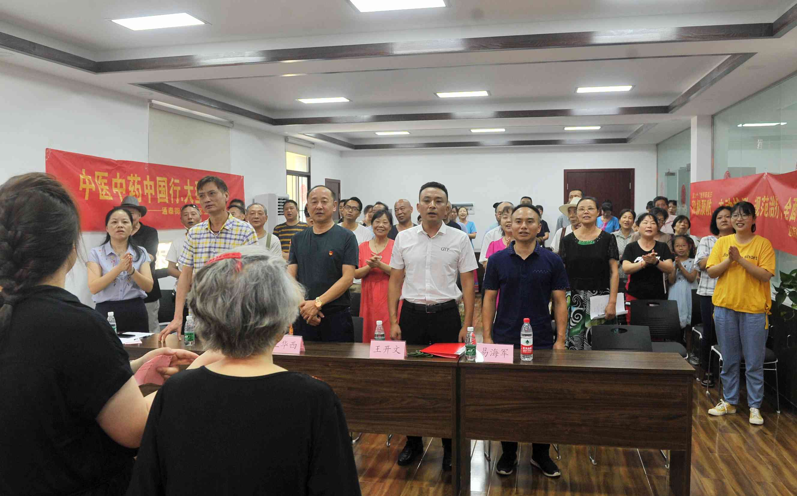 活动现场，全体退役老兵放声高歌《我是一个兵》。    均为长沙晚报全媒体记者贺文兵摄