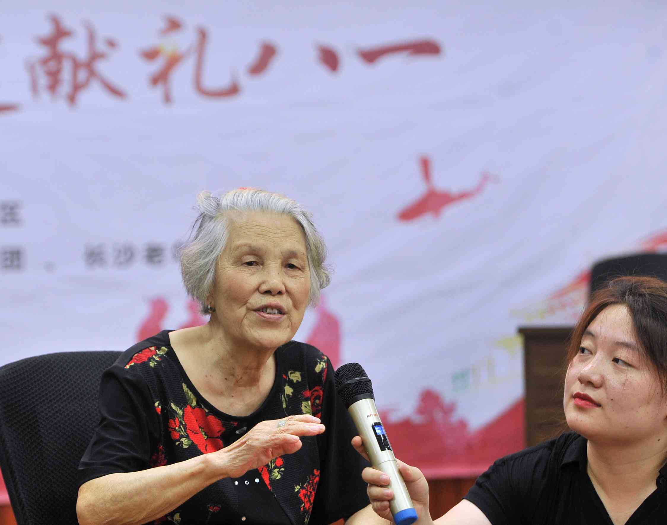社区退役老兵唐品文老人和大家分享激情燃烧的军旅岁月。