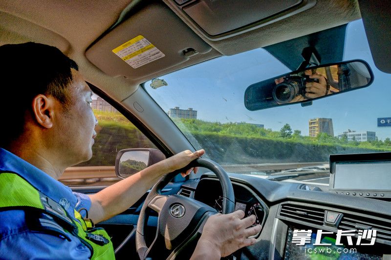 日常的巡逻，刘飞每天要开接近160公里的路程。均为长沙晚报全媒体记者 陈飞 摄