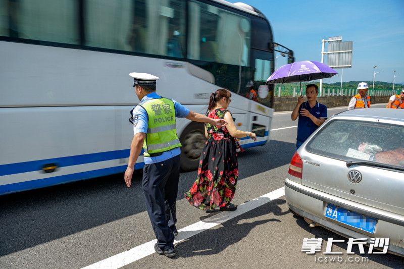 故障车辆的乘客没意识到高速危险，出车门后险些被一台大巴撞上，被刘飞一把拉回。