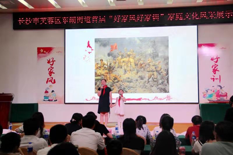 王嵘常和女儿讲述自己爷爷英勇的抗战事迹和红军长征的艰难与险阻，以及共产党人的初心与梦想。 