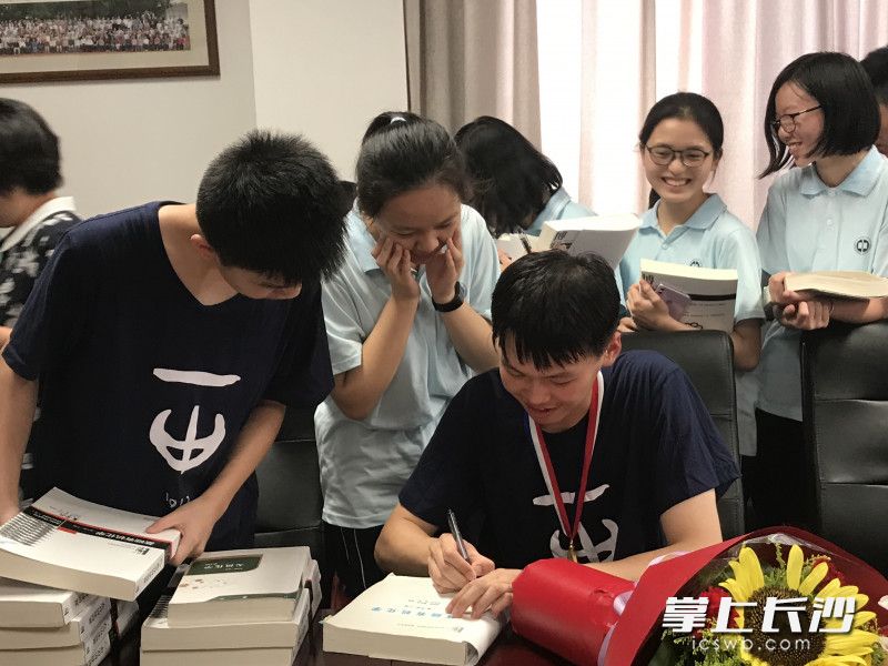 回到学校的杨景程在给竞赛组的学弟学妹们签名，这才是真正优质的校园偶像。