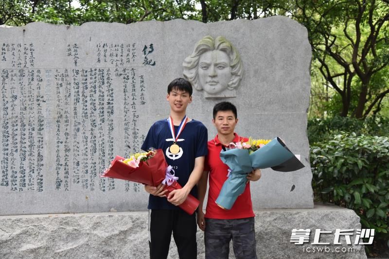 杨景程和化学竞赛主教练王治斌（右）在一起。