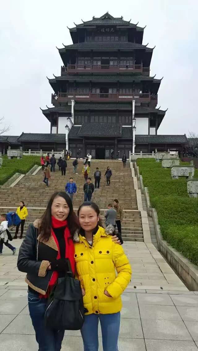 杨晓玲（左）和杨小琳（右）。 受访者供图