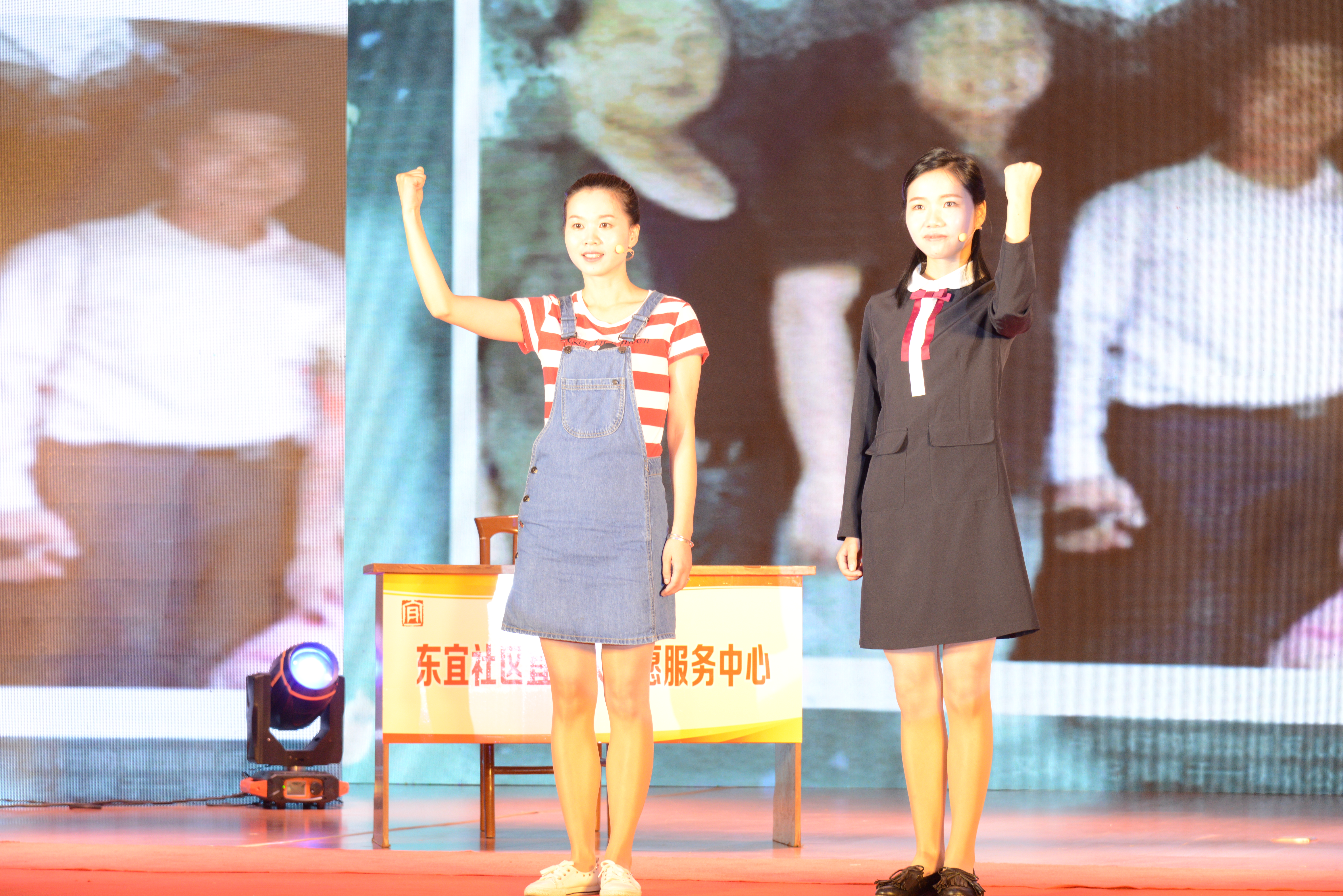 在今天举行的东岸街道“正党风 淳民风 树新风”主题党日暨庆“七一”表彰活动现场，杨晓玲和杨小琳的故事被编排成情景剧搬上舞台。 东岸街道供图
