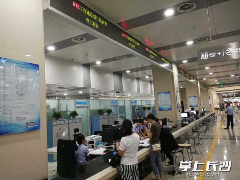 长沙市工程建设项目审批综合服务窗口共包括16个窗口，配备18名工作人员。
