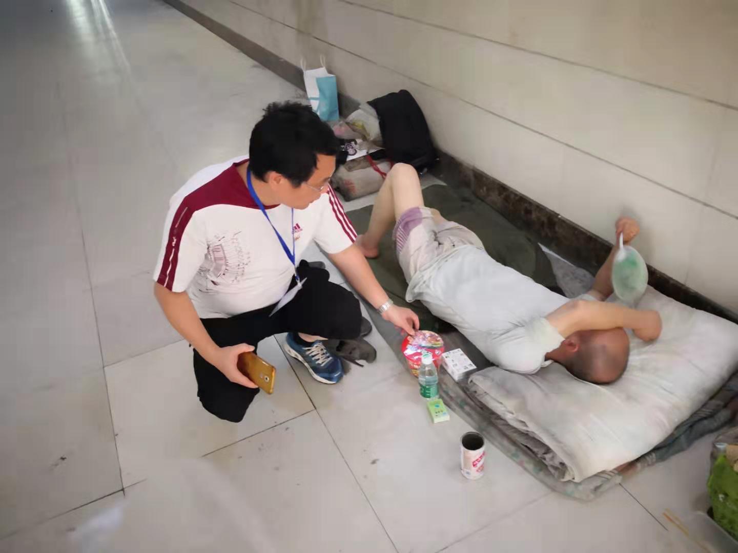 芙蓉区救助站工作人员向流浪人员发放物资。 资料图片 芙蓉区救助站工作人员向流浪人员发放物资。 资料图片