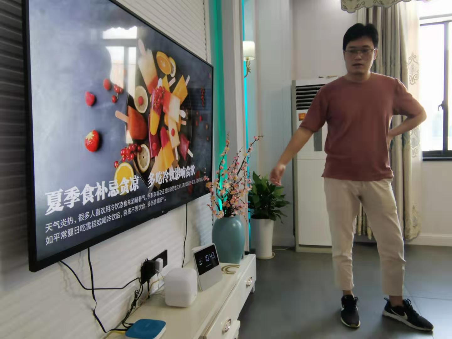 雨花区智能家居研究中心专家向体验者介绍，智能模块能够控制原有的各类普通家电，组成全屋智能。长沙晚报全媒体记者 王斌 摄.jpg