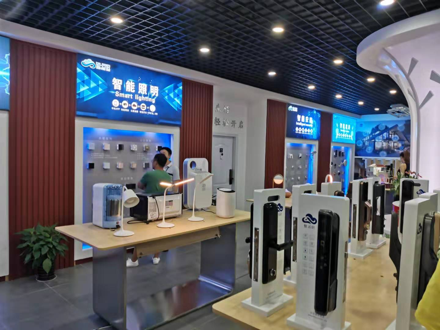 展厅内的一些智能硬件单品。长沙晚报全媒体记者 王斌 摄.jpg