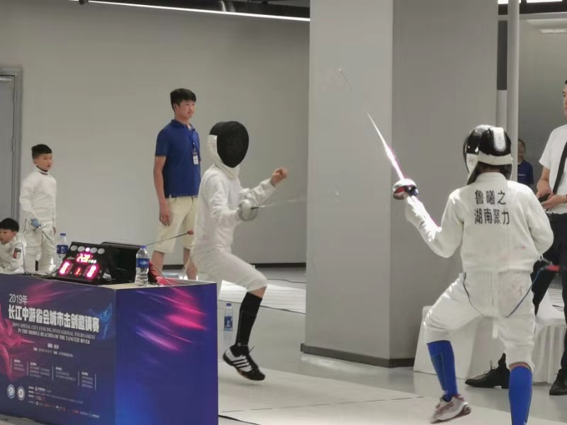 青少年剑客展开激烈争夺。长沙晚报全媒体记者 宁莎鸥 摄
