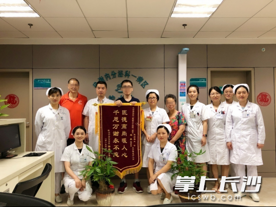 小鑫和父母感谢医护人员。 医院供图