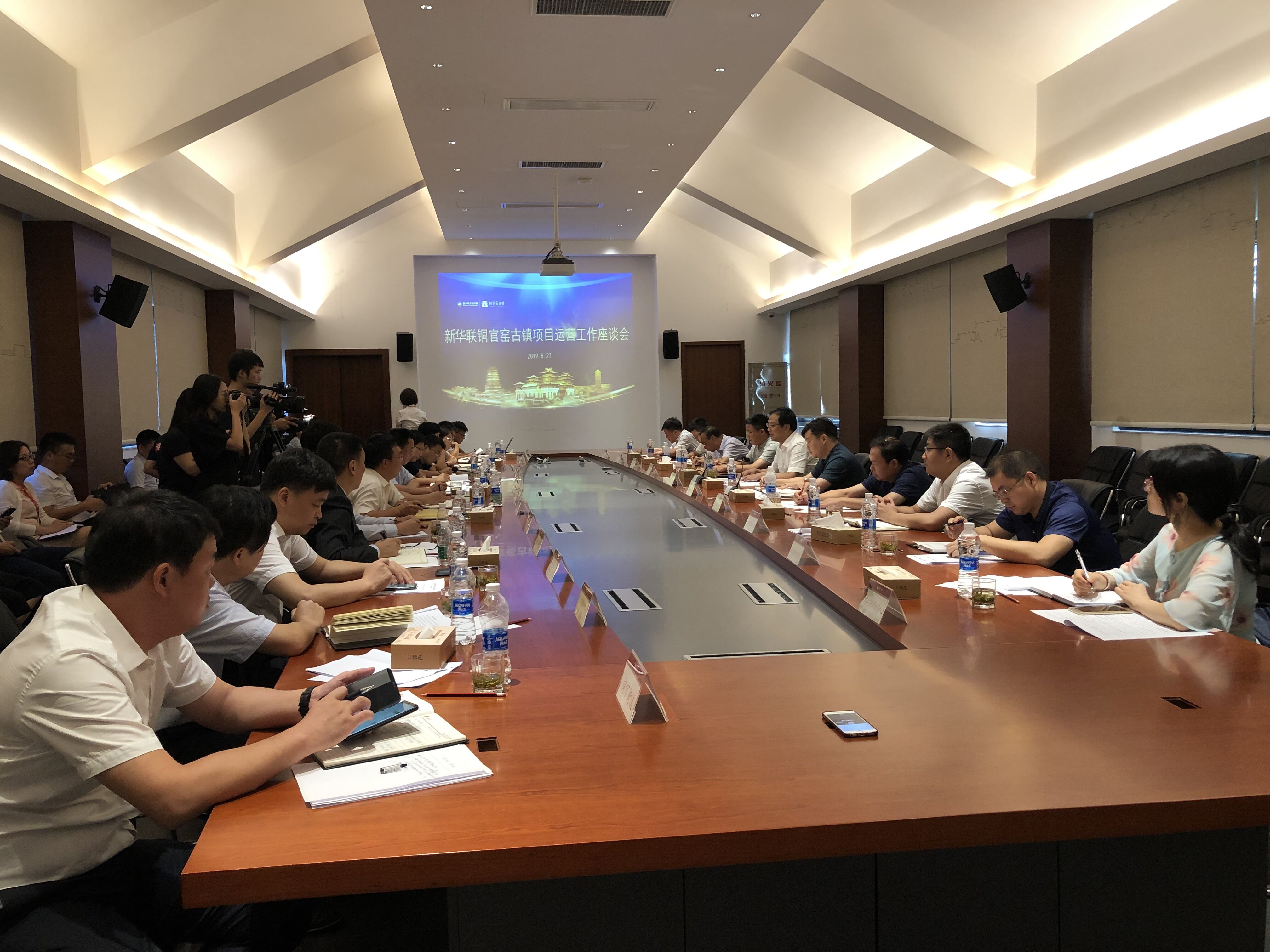 高山主持召开新华联铜官窑古镇项目运营工作座谈会。  长沙晚报全媒体记者 钱娟 摄