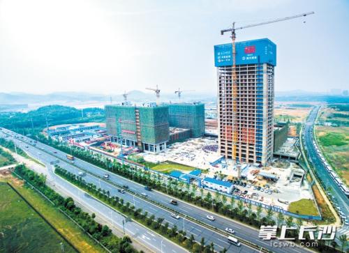 湖南省建筑业蓬勃发展。长沙晚报全媒体记者 余劭劼 摄