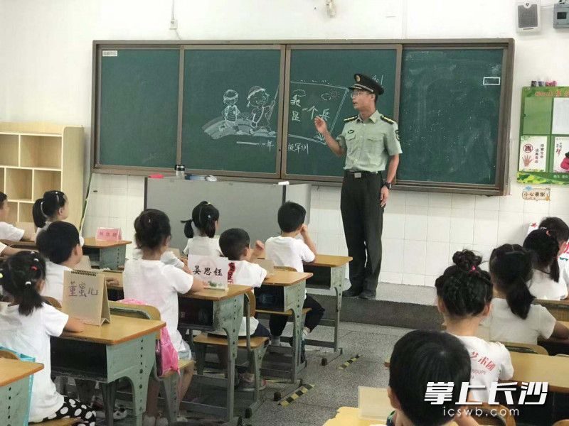 育新小学对一年级四个班级的新生开启一场庄重的入营礼暨新生军训活动。照片均由长沙晚报通讯员 汤赛芳 摄 育新小学对一年级四个班级的新生开启一场庄重的入营礼暨新生军训活动。照片均由长沙晚报通讯员 汤赛芳 摄