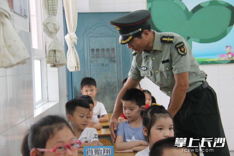 教官认真地矫正孩子们的坐姿。