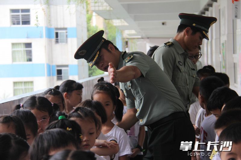 教官们正在耐心地教孩子们排队。 教官们正在耐心地教孩子们排队。