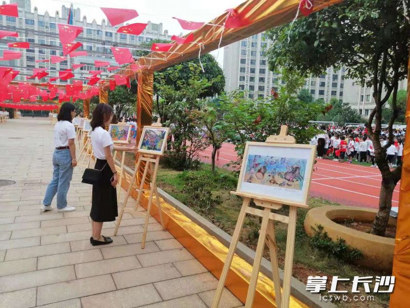 校园内绵延百米的创意手绘画长廊，孩子们纷纷晒画艺。