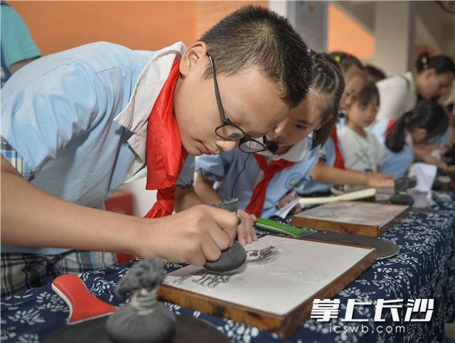 学生们正在体验非遗项目“六艺”中的拓印。照片均为长沙晚报全媒体记者 邹麟 摄