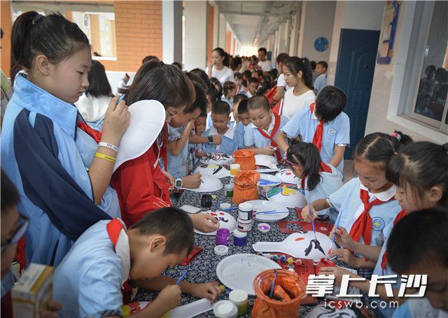 脸谱非遗项目也吸引了孩子们前来参与体验。