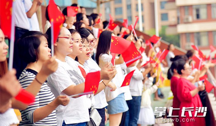 观摩方阵彩旗飘飘。通讯员唐婷摄