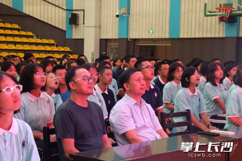 校长向雄海和学生一起观看。