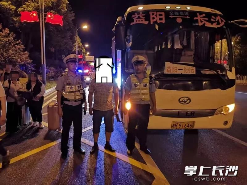 驾驶超员客车的石某被高速交警查获。省高警局供图