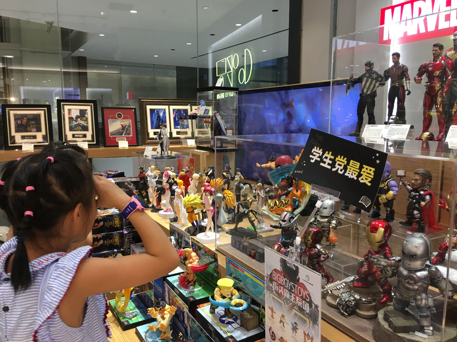 各种个性、潮流的用品为学生党追捧。周辉霞  摄
