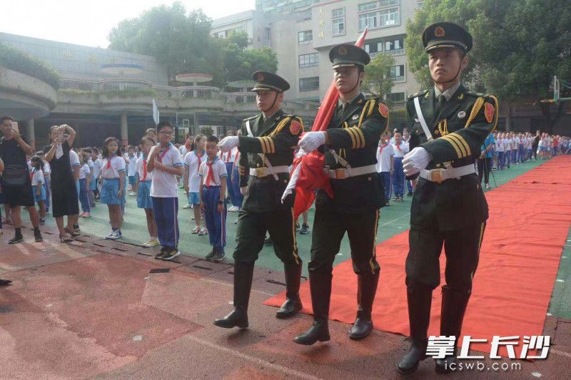 庄严的升旗仪式。