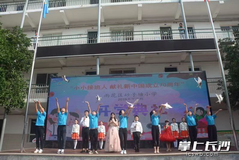 一起放飞小白鸽。