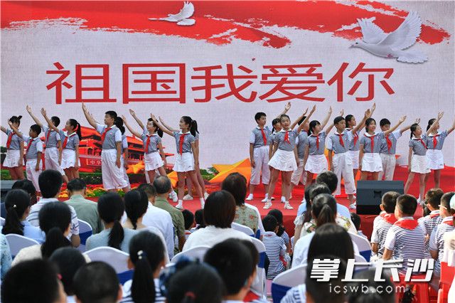 孩子们用歌声表达对祖国母亲的热爱。图片均为长沙晚报全媒体记者 王志伟 摄