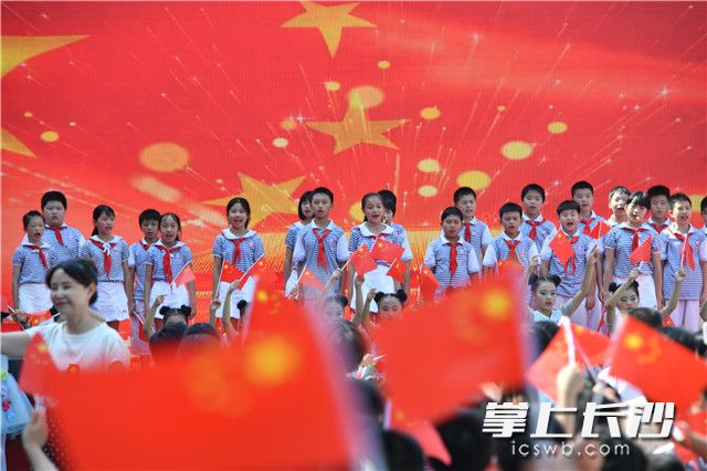 活动现场成了一片红色的海洋。