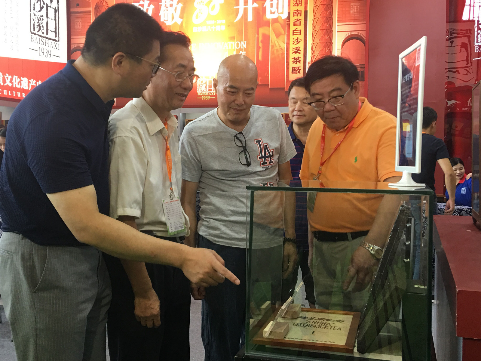湖南茶博会上，价值上百万元的黑砖茶吸引众多参观者。 周辉霞 摄