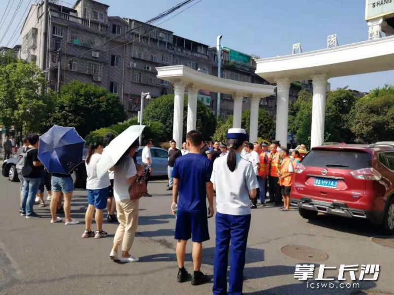 消防安全隐患曝光现场。开福消防供图 消防安全隐患曝光现场。开福消防供图