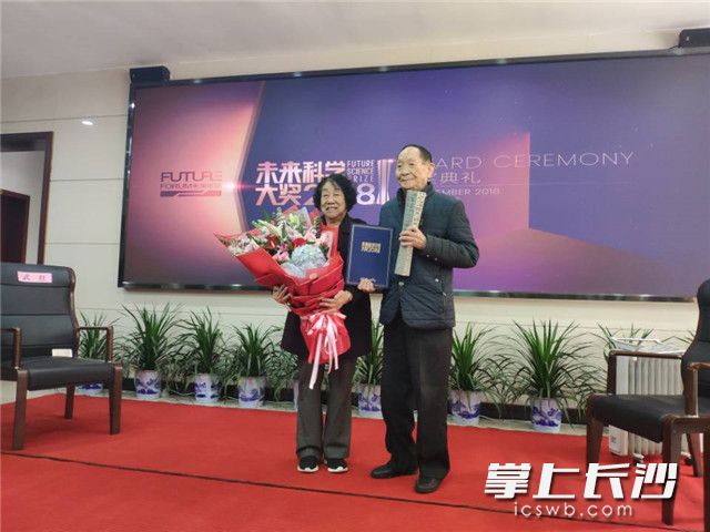 袁隆平与夫人此前在接受一项大奖时合影留念。长沙晚报全媒体记者 王斌 摄