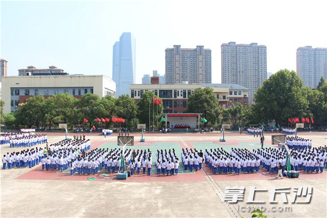 全校近2000名学子参加。