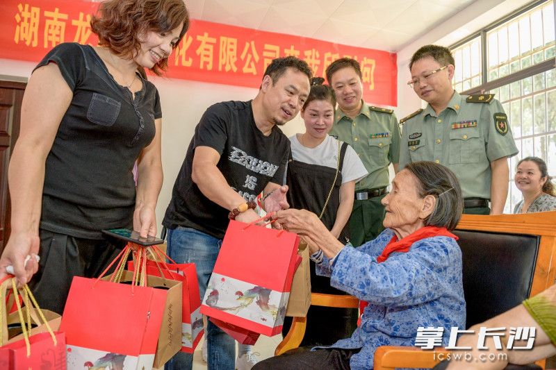 湖南省军区长沙第四干休所东湖服务站，志愿者们看望、慰问这里的红军遗孀和抗战老兵。