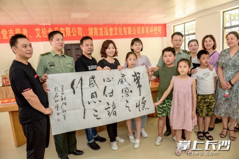 军旅书法家魏维华静心准备了几幅字送来，其中一幅写着：“常怀感恩之心，付诸感恩之行。”
