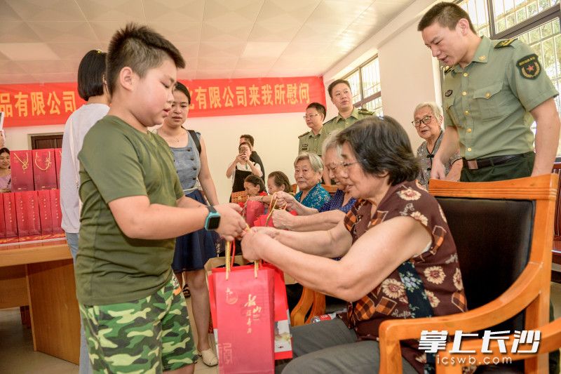 湖南省军区长沙第四干休所东湖服务站，志愿者们看望、慰问这里的红军遗孀和抗战老兵。