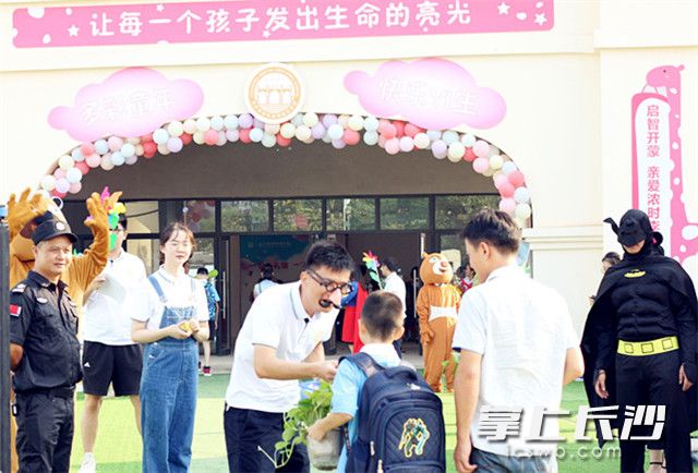 学校老师在迎接新同学的到来。