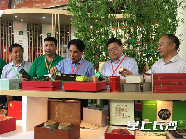 第十一届湖南茶业博览会现场成交额达7.2亿元。图片均由 全媒体记者 周辉霞 摄
