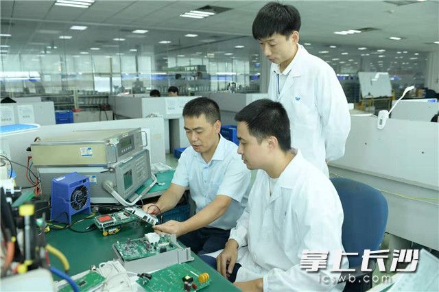 朱世民在威胜公司和员工交流技术。