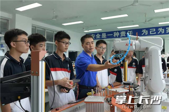 朱世民在指导学生进行机器人实训。长沙晚报通讯员 屈小燕 摄